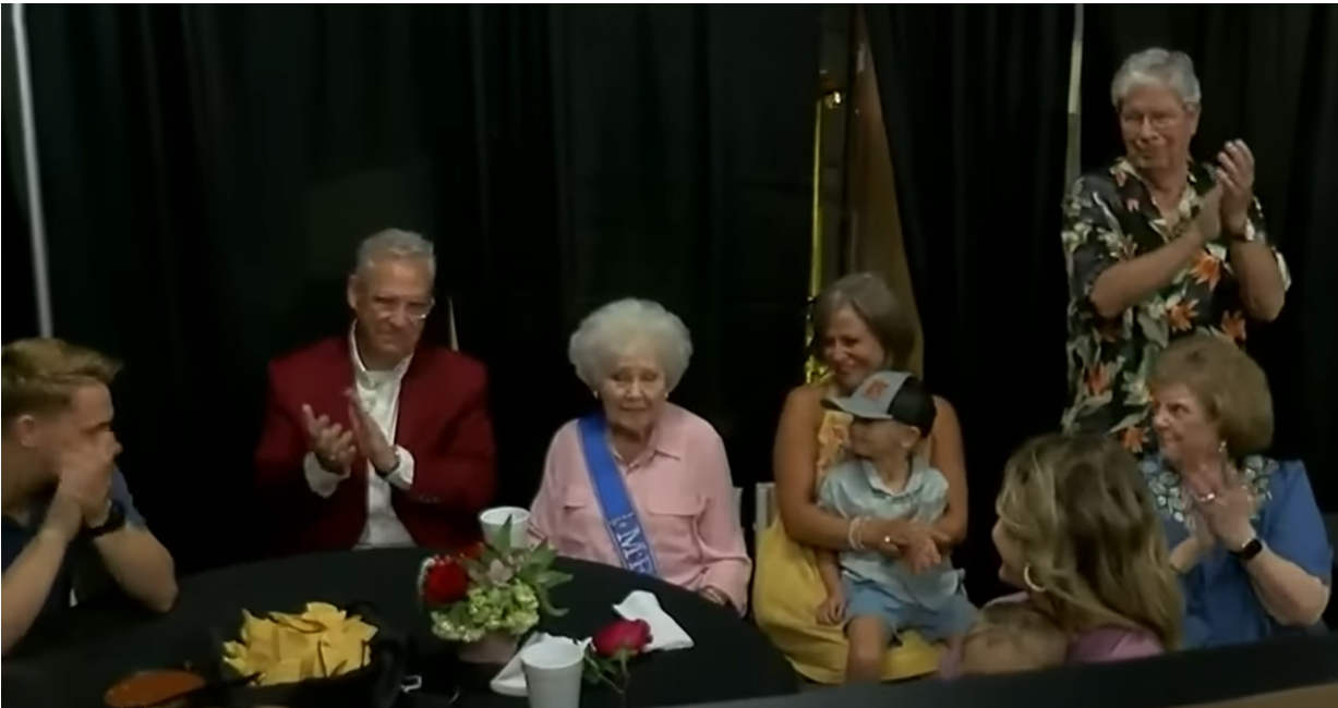 百貨公司為梅班老奶奶舉辦退休派對，同事、家人都參加同歡。（圖／YouTube@KLTV7影片截圖）